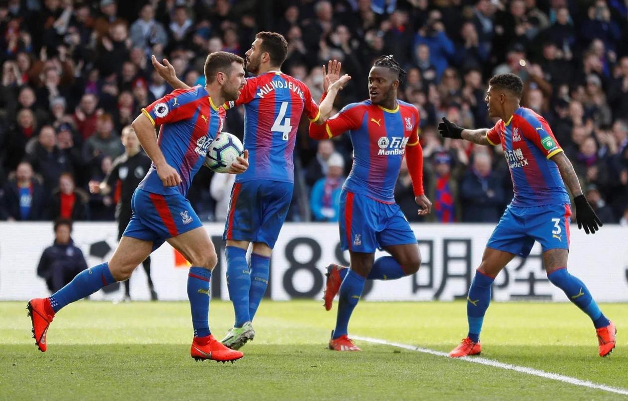 辕门射戟！文班追身三分正中靶心 帮助球队扩大领先（神准如弩！文班追击三分一箭穿心 助球队扩大领先）