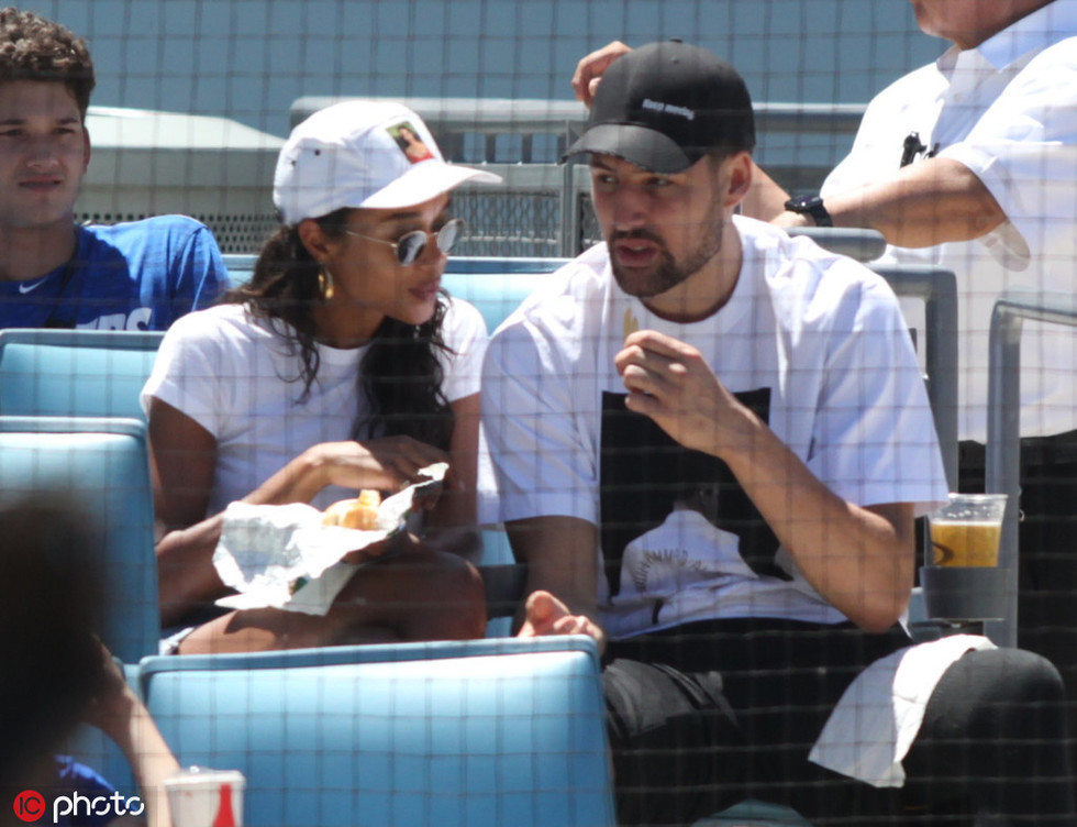 英格拉姆首节闪耀，高效得分引领球队（英格拉姆开局爆发，高效火力带队前行）