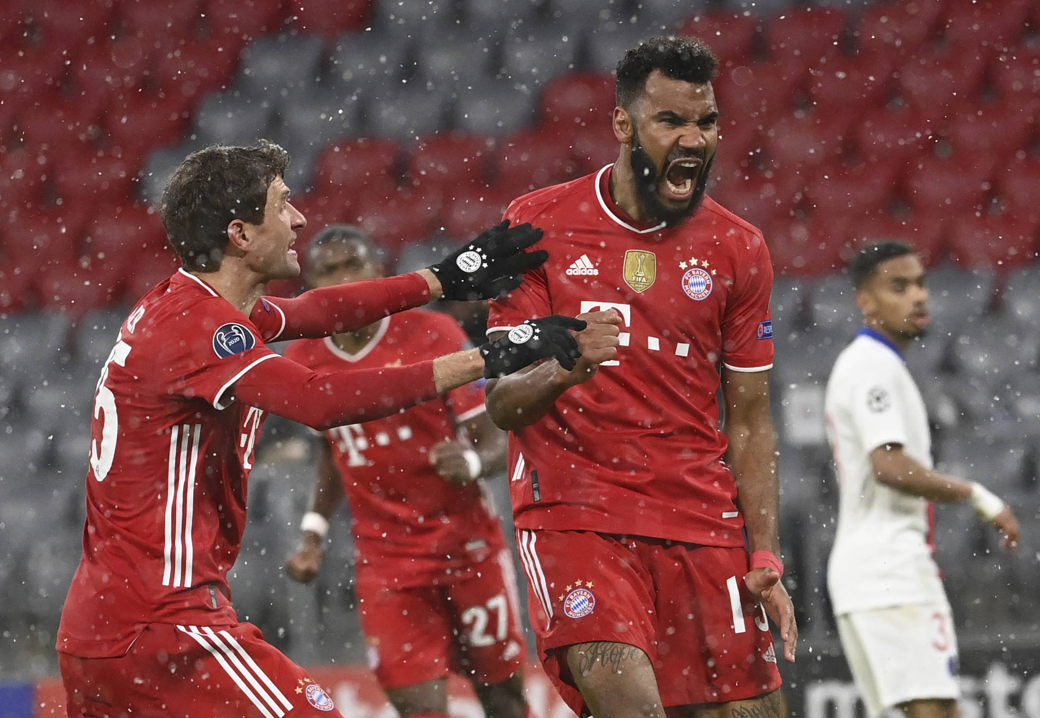 意大利队防守依旧稳固（意大利后防依然稳健）