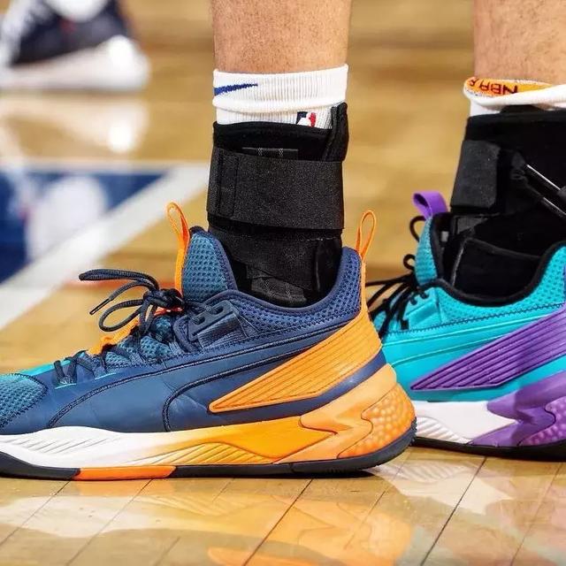 收到国足纪念球衣，尹鸿博：感谢祖国，为国出战是最大骄傲（获赠国足纪念球衣，尹鸿博致谢祖国：为国出战是我最大的荣耀）