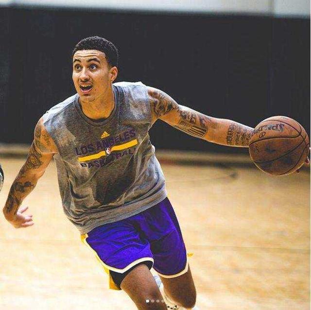 詹姆斯关键上篮助球队锁胜（詹姆斯关键上篮定胜负）