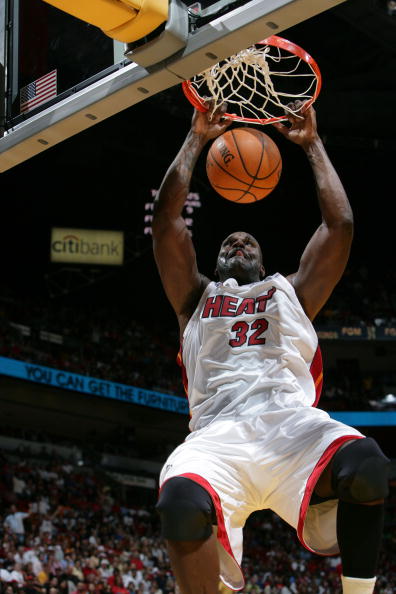 中国文化闪耀！湖人暂停球迷投中罚球获大奖 红熊猫再表演成名绝技（中华文化尽显风采：湖人暂停时球迷命中罚球夺大奖，红熊猫再度上演拿手绝技）