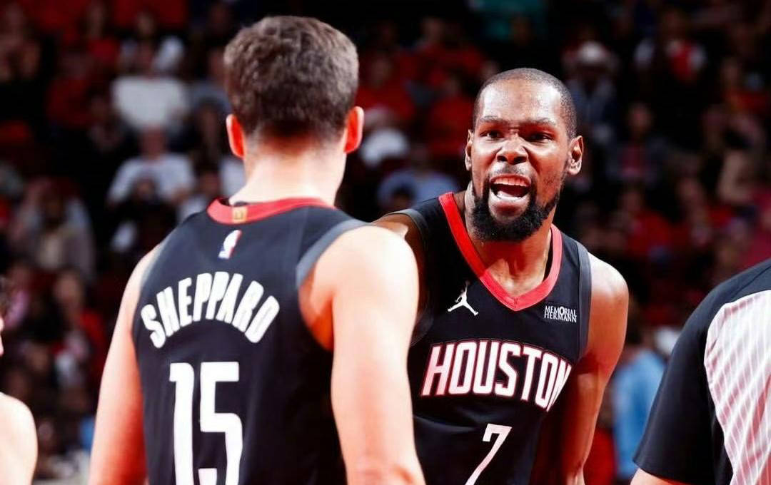 邮报：诺丁汉森林向欧足联投诉了欧联裁判的执法水平（邮报：诺丁汉森林就欧联裁判判罚水平向欧足联提出申诉）