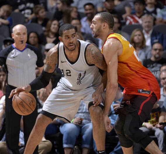 斯帅：为什么换下伊尔迪兹？我换上的是转会费5000万的奥蓬达（斯帅解释换人：伊尔迪兹下场，我派上转会费5000万的奥蓬达）