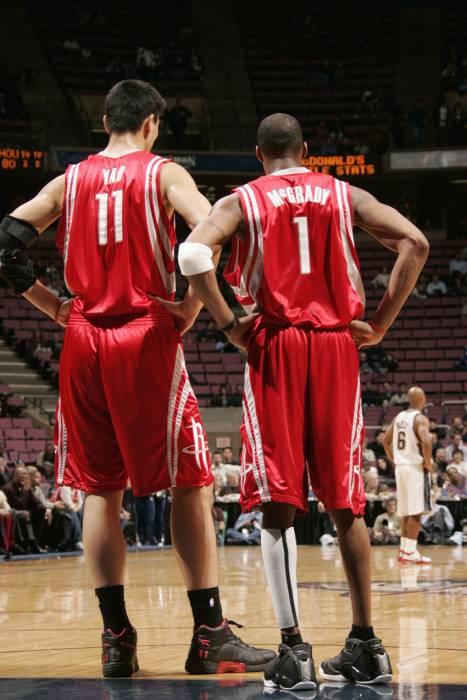 美媒扒爱德华兹离场前爆笑细节：指着3个裁判一顿痛骂 没放过一人（美媒曝爱德华兹离场前搞笑细节：对三位裁判连番怒怼，一个也不放过）