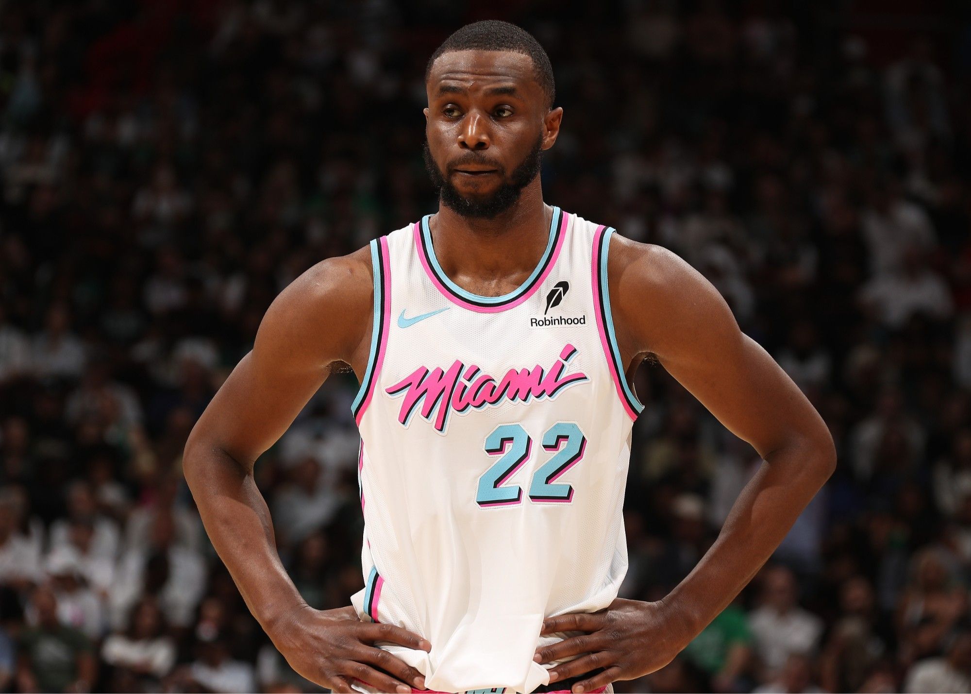 火湖圣诞大战！东契奇升级为大概率出战 内线海斯不打（圣诞夜火湖对决：东契奇大概率登场，内线海斯缺席）