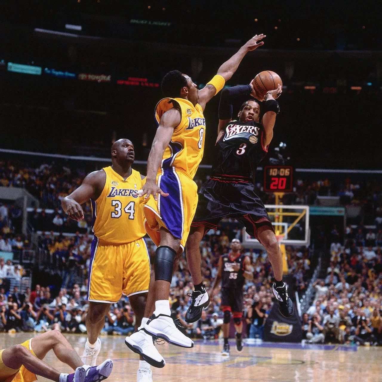 梦幻联动！T1四人组造访拜仁主场，领取印有自己名字的拜仁队服（梦幻合作！T1四将做客拜仁主场，获赠印有姓名的拜仁战袍）