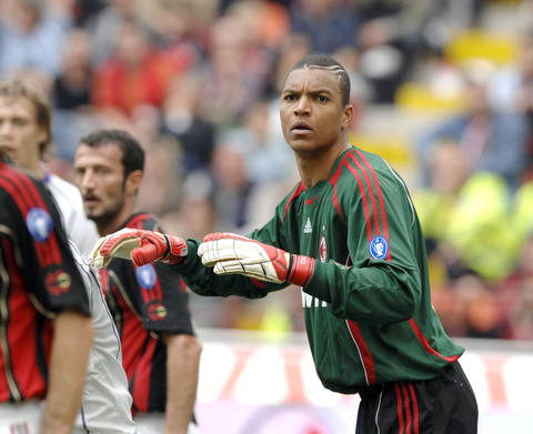 需要更加努力！阿莫林谈梅努：20岁在曼联做替补不丢人，亲属言行跟他无关（阿莫林评梅努：20岁在曼联坐板凳不丢脸，亲属言行不代表他，他仍需更努力）