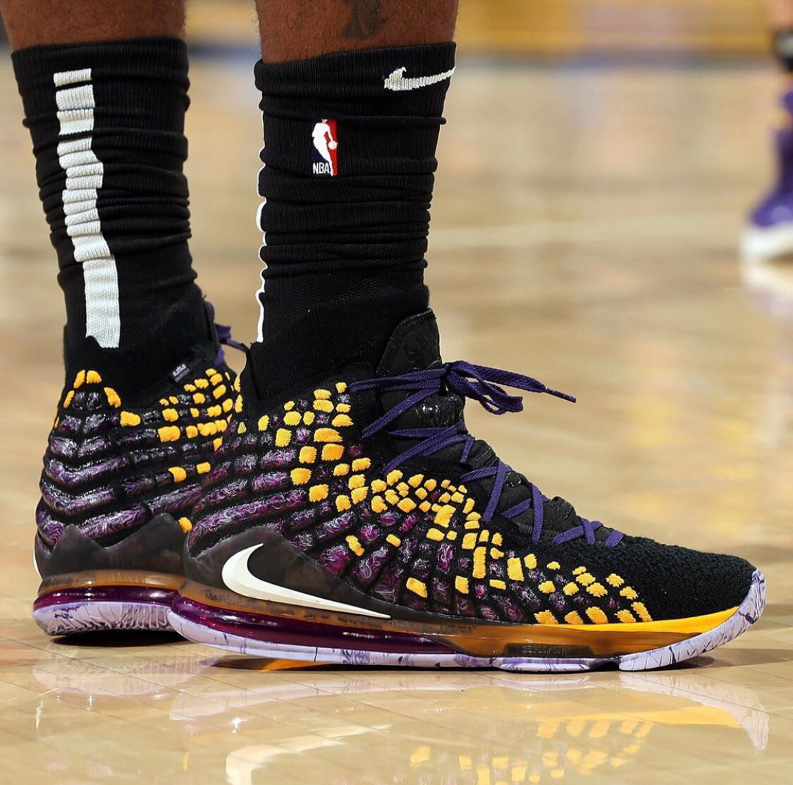 终于等到你！克拉克森干拔三分命中 打进尼克斯替补本场第一球（克拉克森命中干拔三分，尼克斯替补终于打进本场首球）