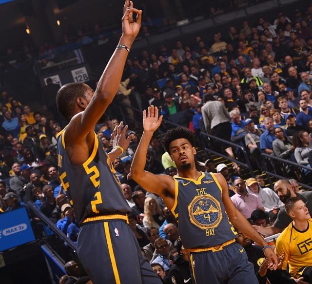 阿里纳斯：教练应该身穿西装在场边执教，这才是真的在乎比赛（阿里纳斯：教练穿西装站场边执教才是真正重视比赛）