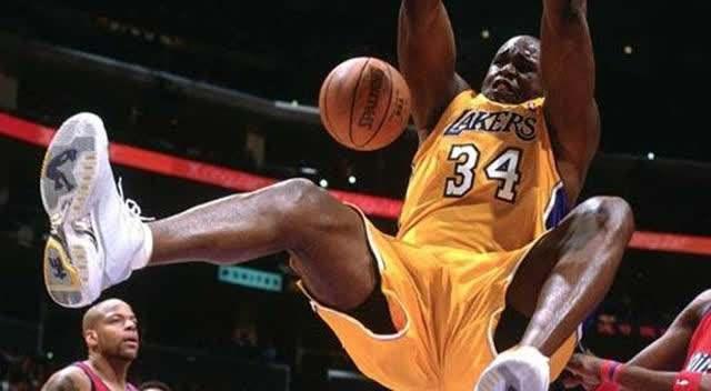 湖人詹姆斯关键时刻命中绝杀（詹姆斯压哨绝杀，湖人取胜）