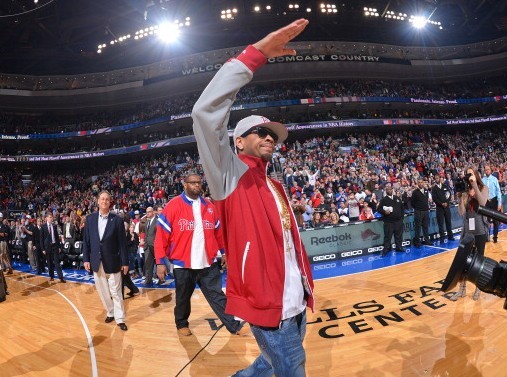 备受关注！74611名球迷现场观战英格兰女足vs中国女足的友谊赛（英格兰女足对阵中国女足友谊赛吸引74611名球迷到场观战）