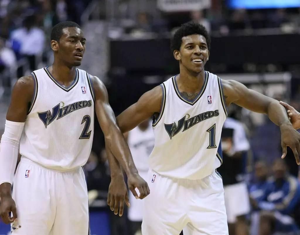 Top时刻｜年终大战十佳球：老詹一打二丝滑拉杆 华子极限绝平（高光瞬间｜年末大战十佳球：詹皇一挑二丝滑拉杆，华子压哨绝平）