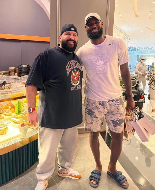 伊涅斯塔造访巴萨基地，与佩德里、费尔明、亚马尔合影（伊涅斯塔探访巴萨基地，与佩德里、费尔明、亚马尔同框合影）