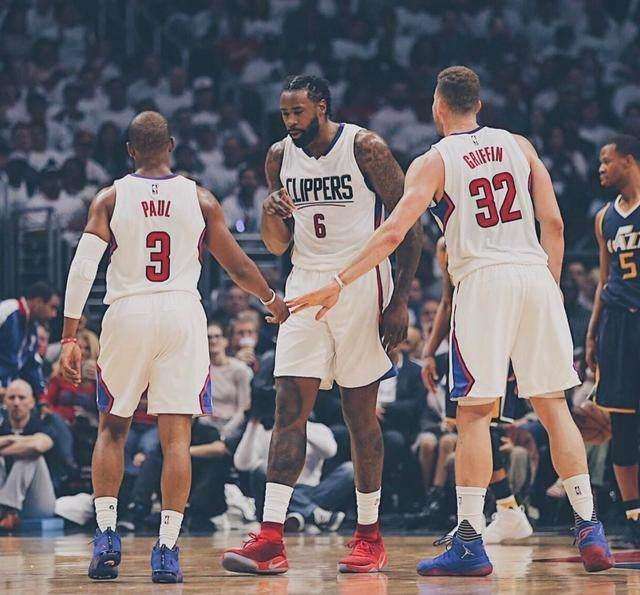 前锋冷静破门，展现成熟心态（前锋沉着建功，尽显成熟心态）