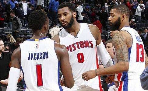 湖人年终大战惨败火箭众生相：詹姆斯直接离场 阿杜开心接受采访（湖人年终战不敌火箭：詹姆斯匆匆离场，阿杜笑着接受采访）