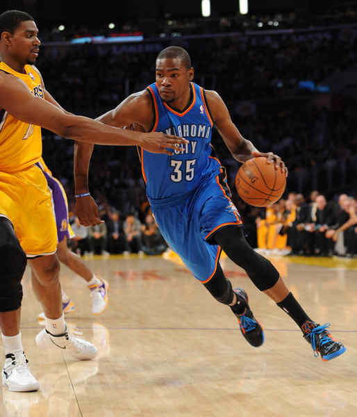 科隆vs法兰克福：卡明斯基、侯赛因巴希奇首发，格策、堂安律出战（科隆对阵法兰克福：卡明斯基、侯赛因巴希奇先发，格策、堂安律登场）