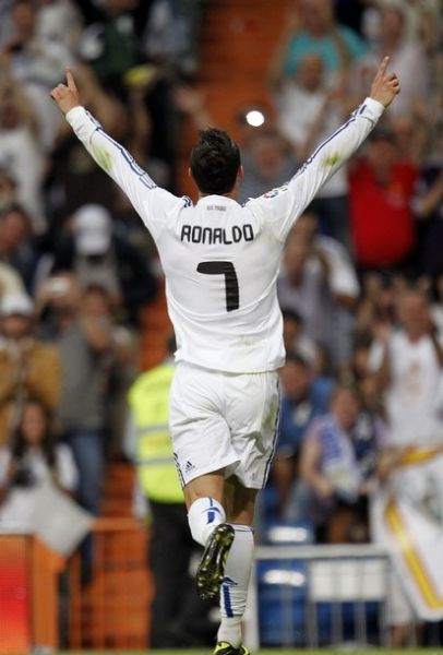 足球这项运动陪伴了我整个初高中，今天我十八岁了，...（从初中到高中，足球一路相随，十八岁的今天...）