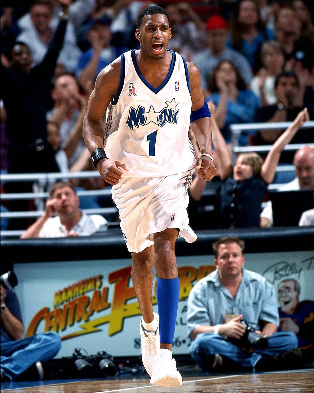 篮球赛场上的精彩瞬间：哈登抢断杜兰特（篮球高光镜头：哈登对杜兰特完成抢断）