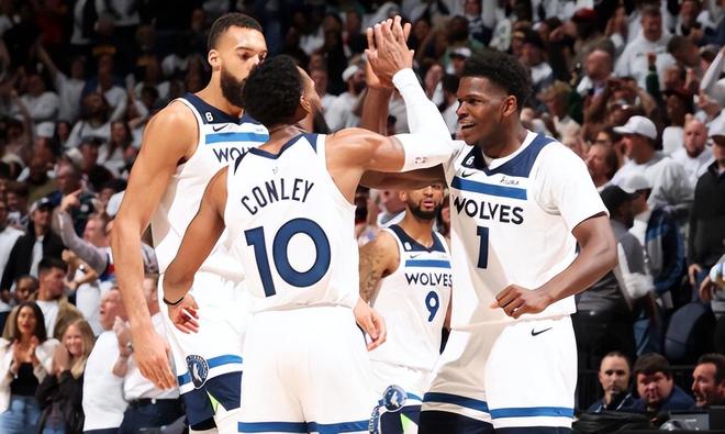 状态火热！布伦森单节狂砍16分，尼克斯带4分优势进入末节（手感滚烫！布伦森单节轰下16分，尼克斯携4分领先迈入第四节）