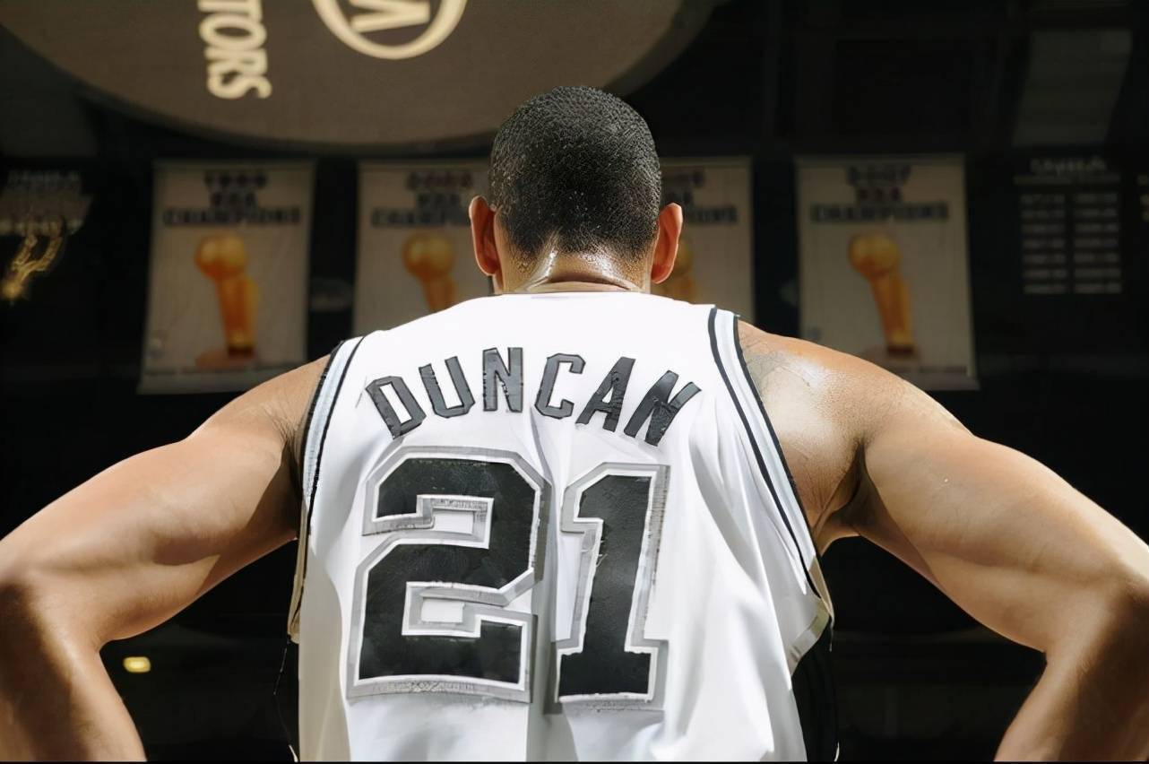 梅西夺冠后发动态庆祝！始终强调团队！还感谢工作人员和管理层！（梅西夺冠后发文庆祝：强调团队并致谢工作人员与管理层）