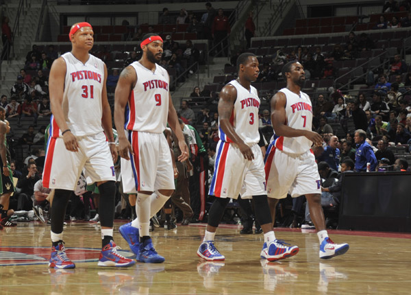 足球国足训练课发生小插曲，球员被逗笑（国足训练课现小趣事，队员忍俊不禁）