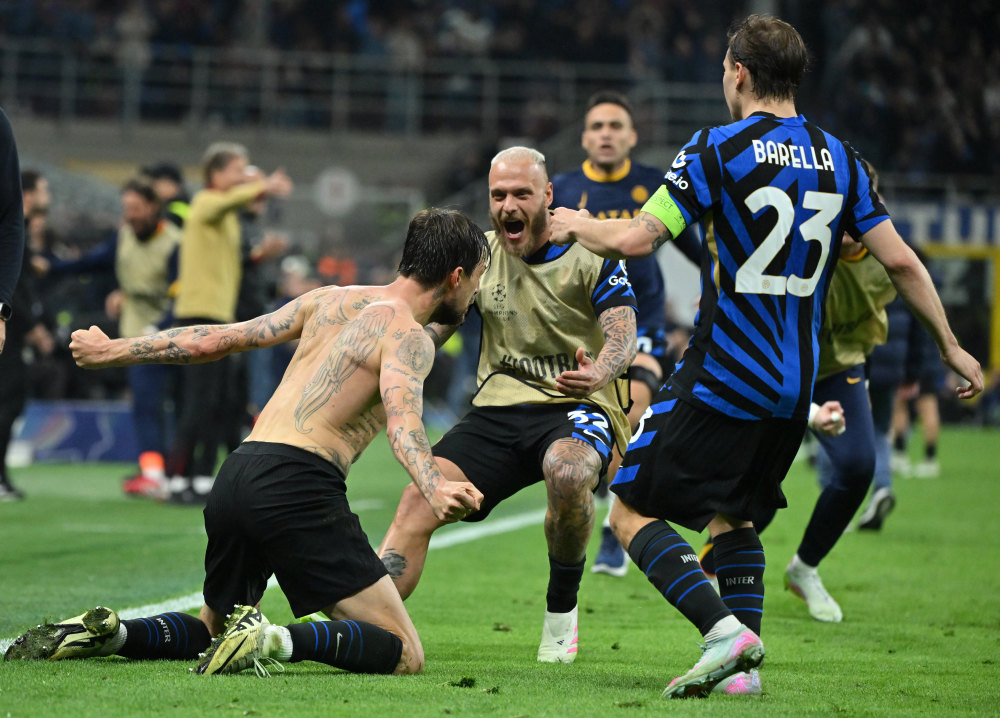 无缘升级向球迷跪拜道歉，水原三星主帅卞成焕赛后主动辞职（无缘升级后向球迷下跪致歉，水原三星主帅卞成焕赛后请辞）